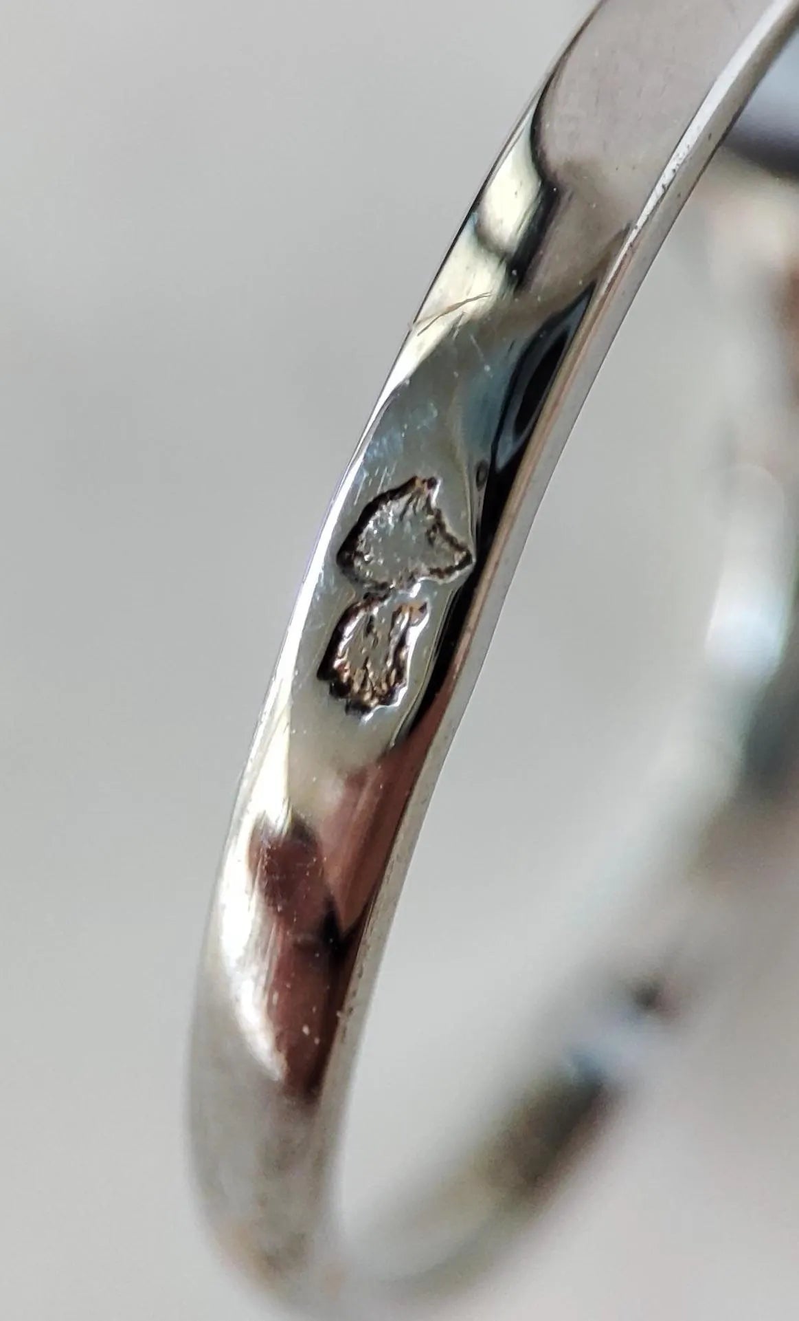 Bague Art Déco en or blanc 18K et platine, spinelle de synthèse et diamants taille rose