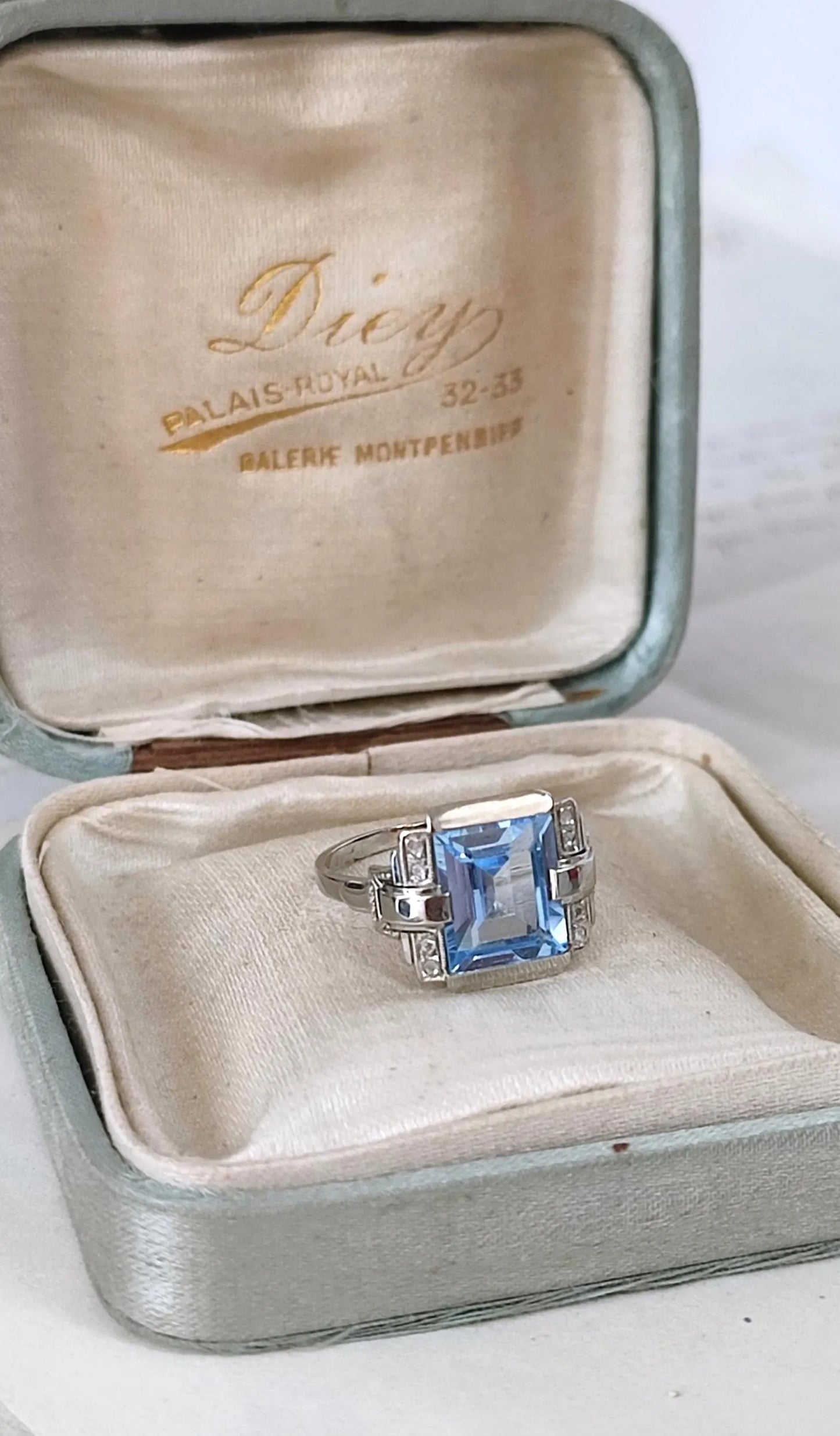 Bague Art Déco en or blanc 18K et platine, spinelle de synthèse et diamants taille rose