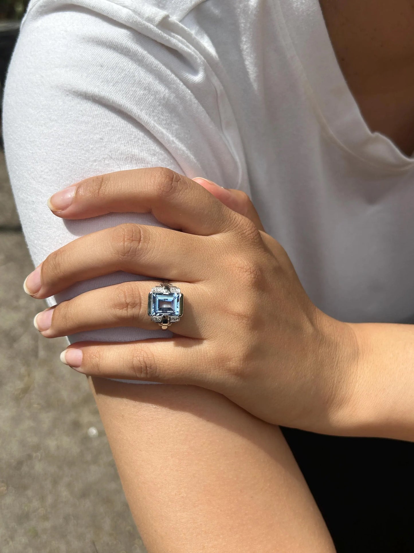 Bague Art Déco en or blanc 18K et platine, spinelle de synthèse et diamants taille rose
