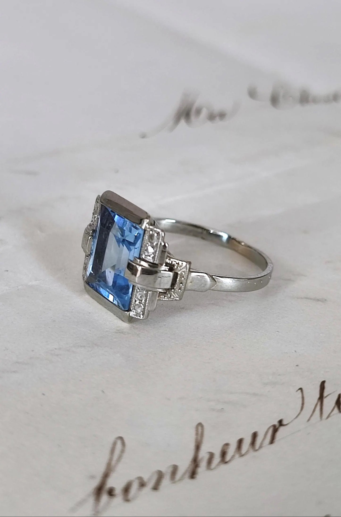 Bague Art Déco en or blanc 18K et platine, spinelle de synthèse et diamants taille rose
