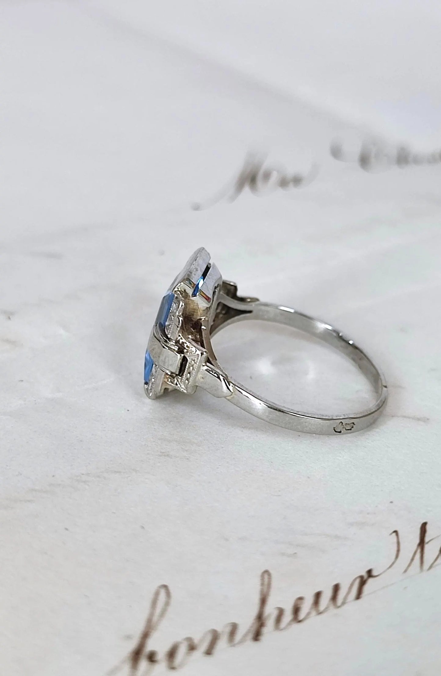 Bague Art Déco en or blanc 18K et platine, spinelle de synthèse et diamants taille rose