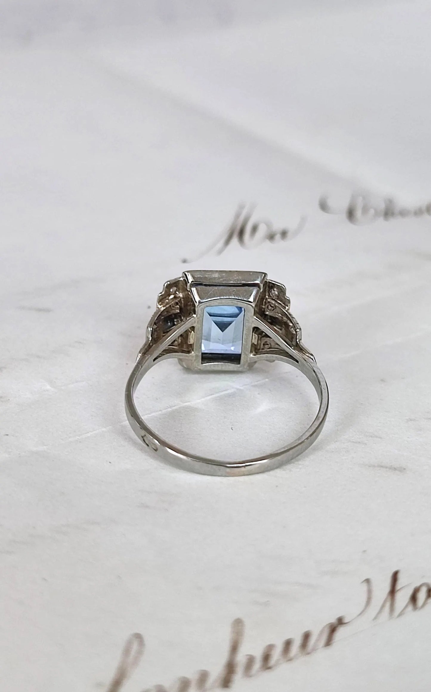 Bague Art Déco en or blanc 18K et platine, spinelle de synthèse et diamants taille rose