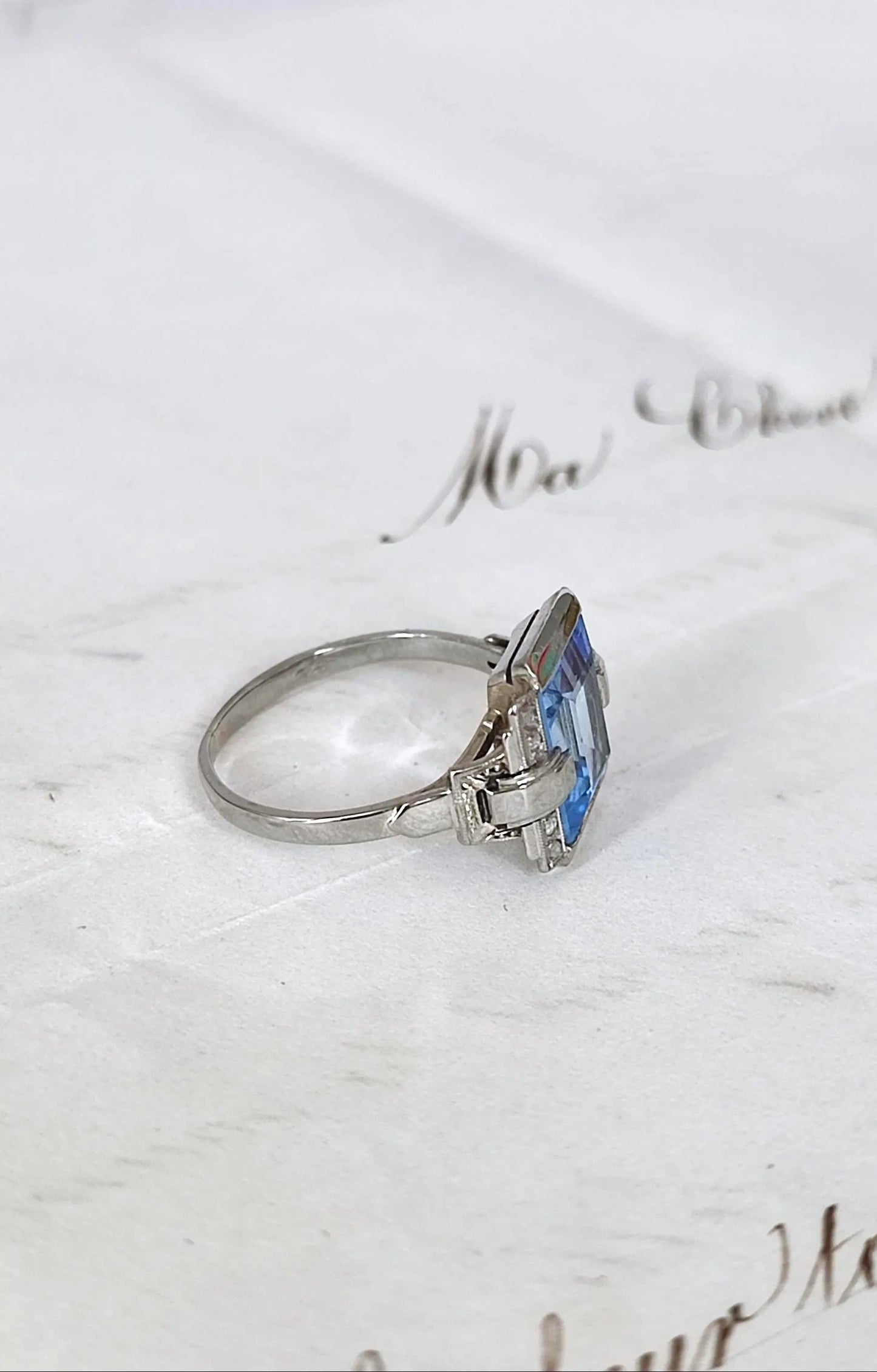 Bague Art Déco en or blanc 18K et platine, spinelle de synthèse et diamants taille rose