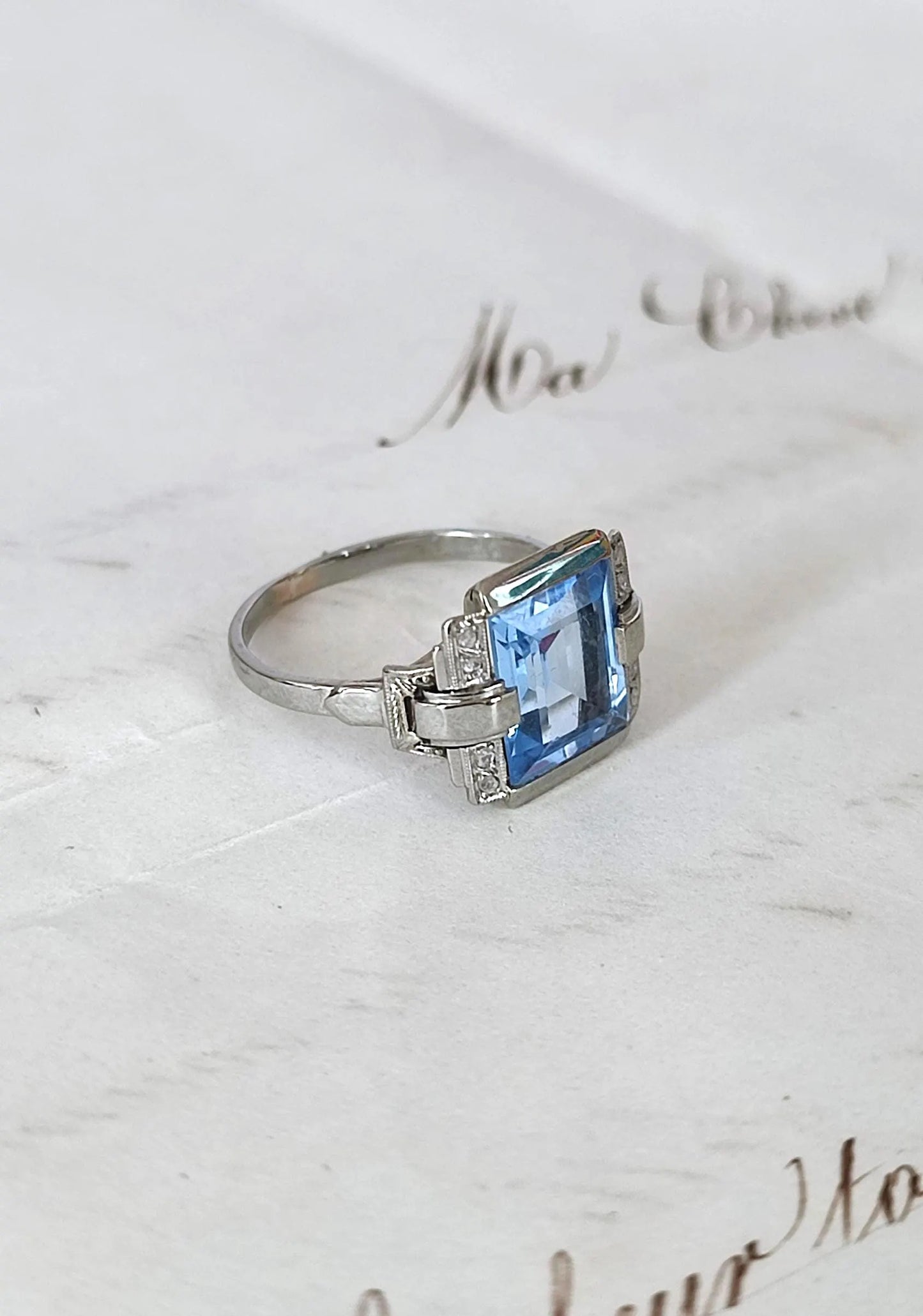 Bague Art Déco en or blanc 18K et platine, spinelle de synthèse et diamants taille rose