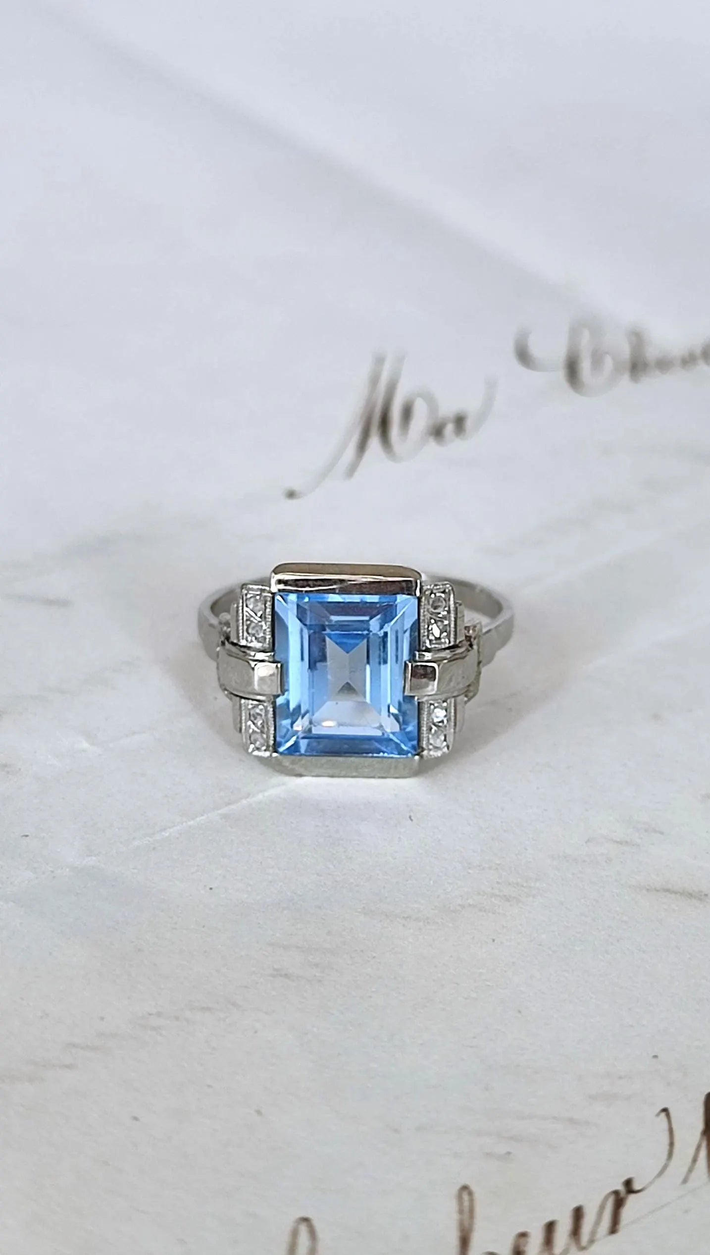 Bague Art Déco en or blanc 18K et platine, spinelle de synthèse et diamants taille rose