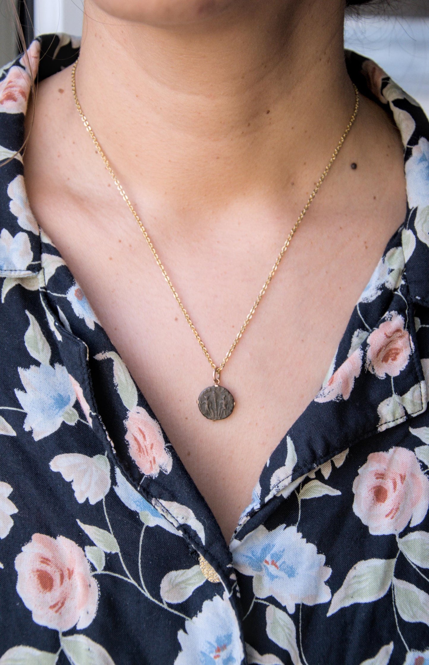 Pendentif pièce de monnaie romaine en bronze montée sur or 18K