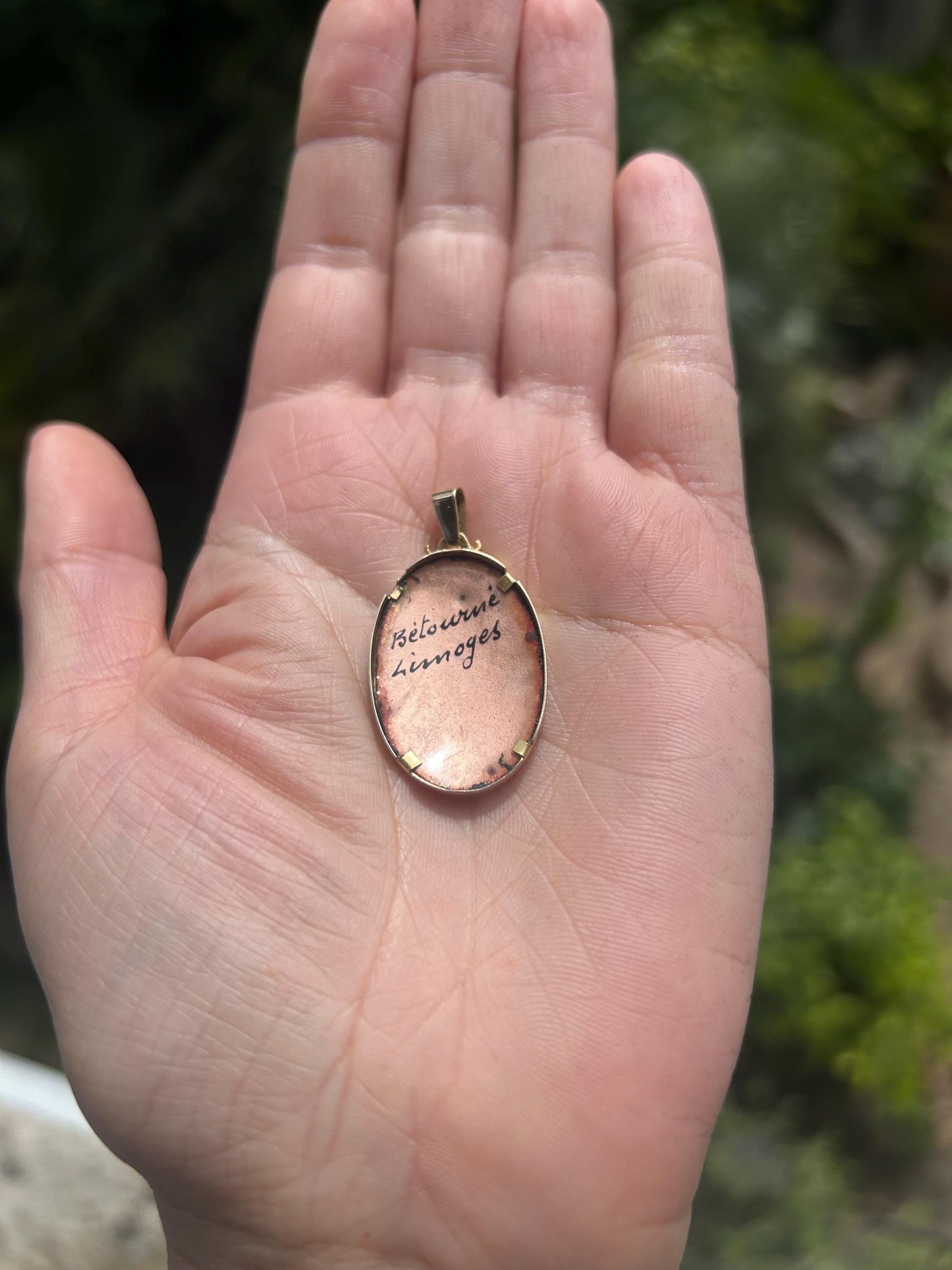 Pendentif en or jaune 18K avec émail de Limoges signé "Bétourné M profil de femme
