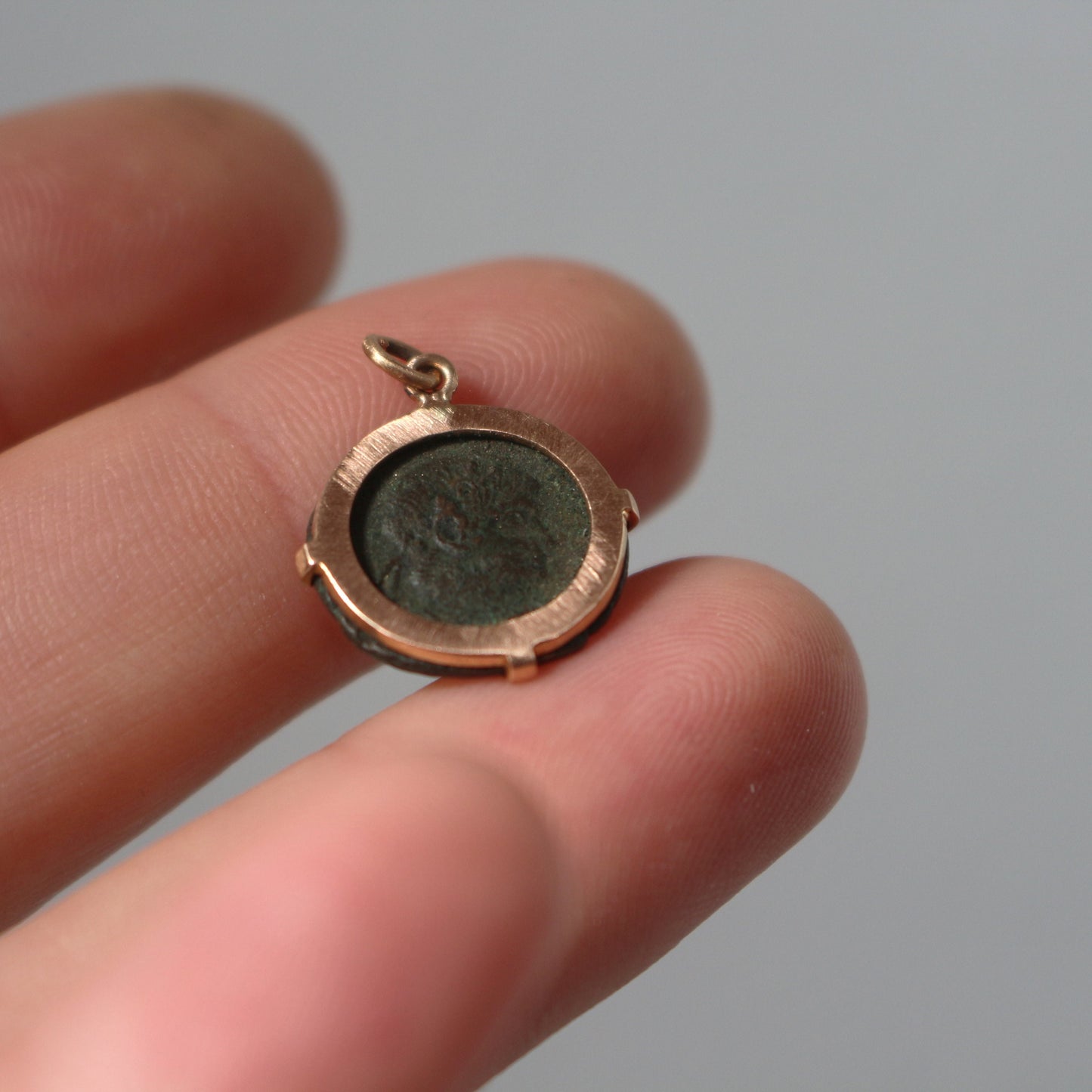 Pendentif pièce de monnaie romaine en bronze montée sur or 18K
