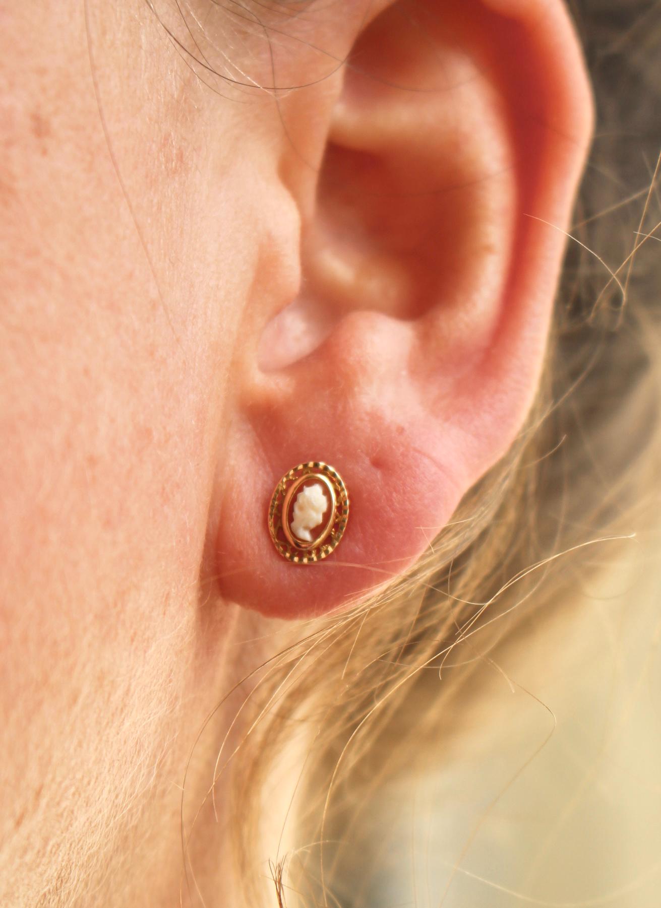 Puces d’oreilles vintage camées en or 18k, Profil sculpté, Fermoir Alpa sécurisé