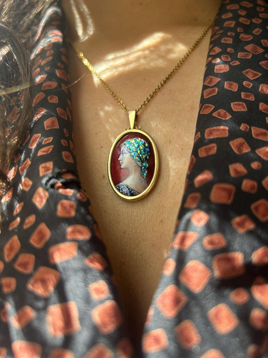 Pendentif en or jaune 18K avec émail de Limoges signé "Bétourné M profil de femme