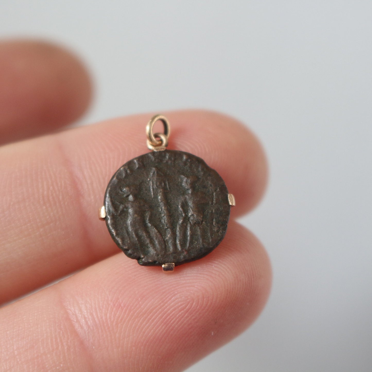 Pendentif pièce de monnaie romaine en bronze montée sur or 18K