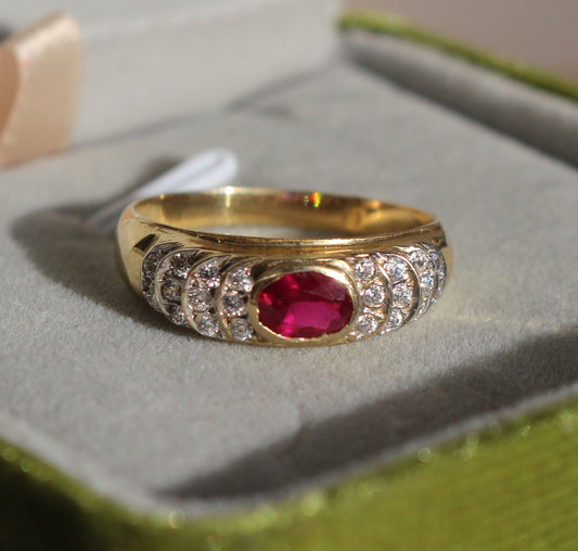 Bague de fiançailles ancienne en Or 14K  sertie d'un rubis et entourage de pierres blanches