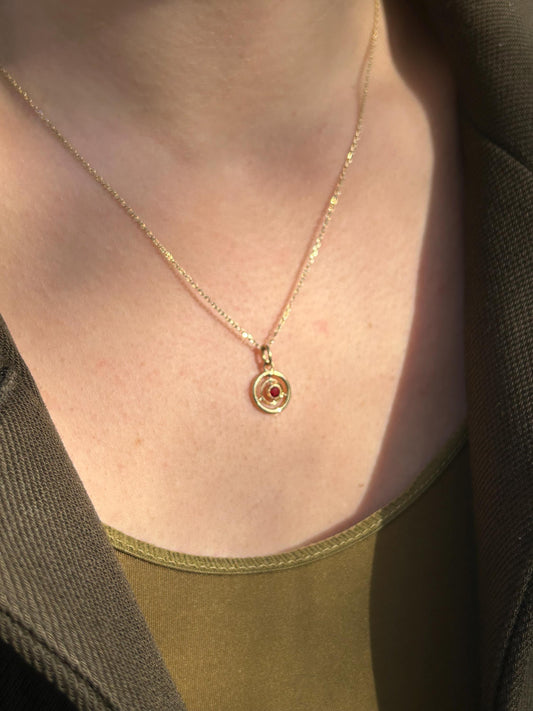 Pendentif cercles concentriques en or jaune 18k avec grenat naturel