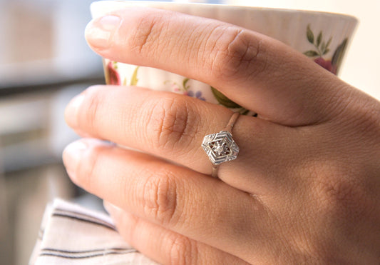 Bague époque Art Déco hexagonale en or blanc 18k et platine sertie d'un diamant taille ancienne