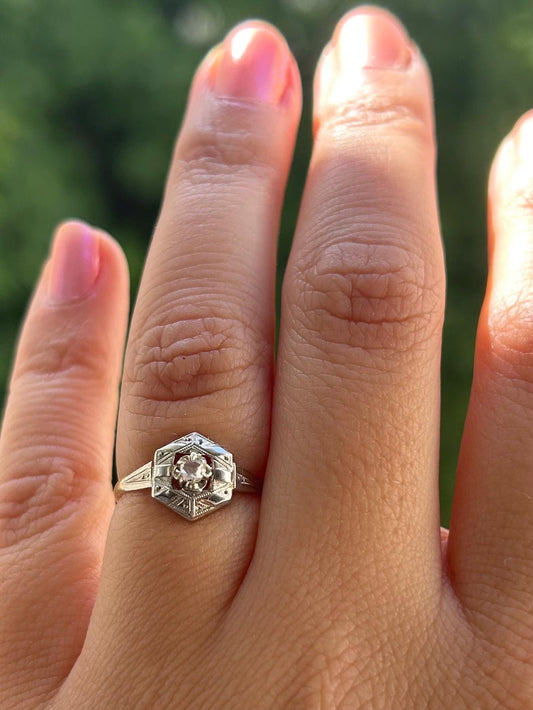 Bague ancienne Art Déco hexagonal en or 18k jaune et blanc avec diamant taille rose – bijou vintage gravé élégant