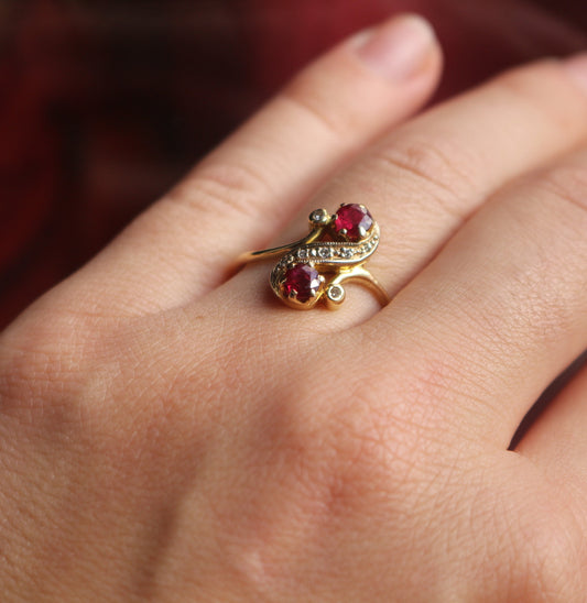 Bague "Toi et Moi " en or 18K ornée de deux rubis et de deux diamants