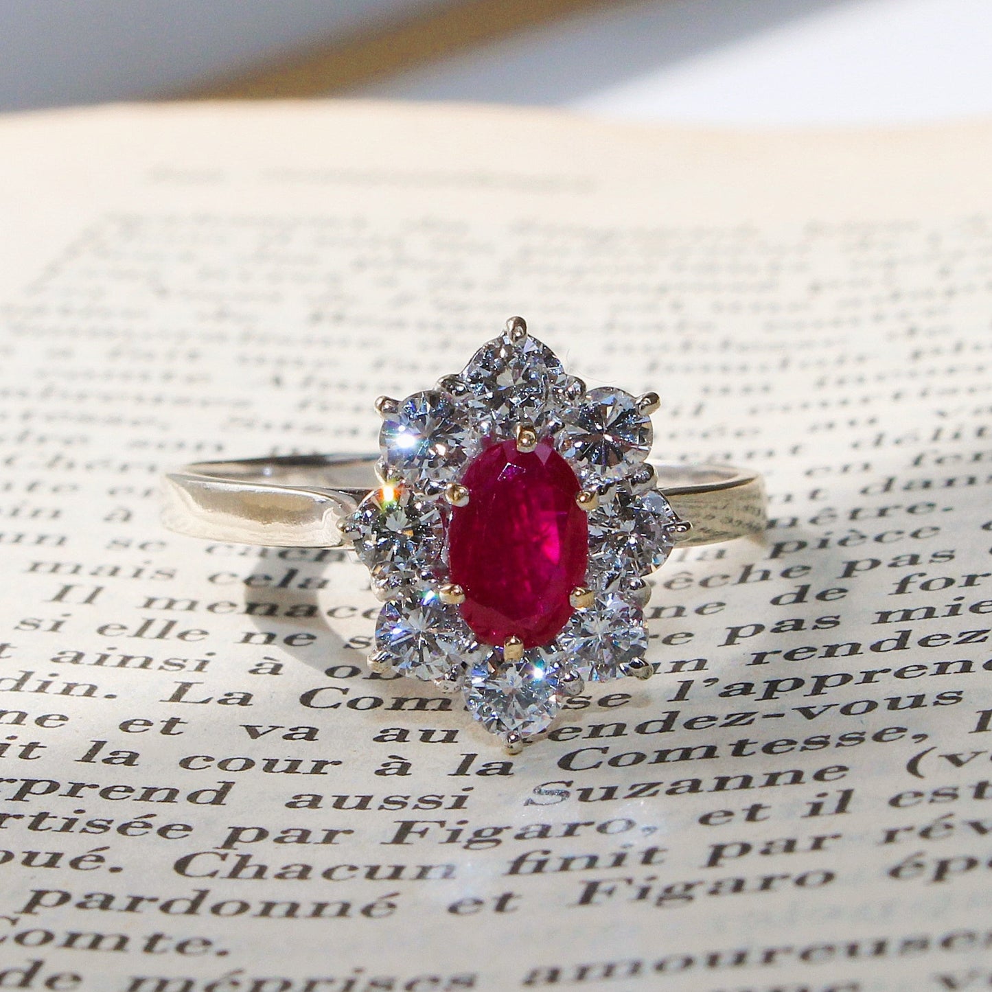 Bague de fiançailles marguerite en or blanc 18k avec rubis entourage diamants