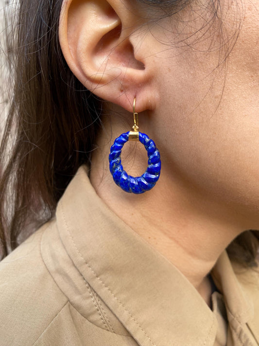 Boucle d'oreilles antique en or 18k et Lapis-lazuli sculptées en forme de créole godronné
