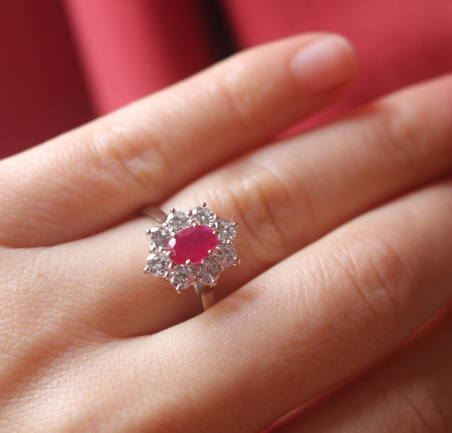 Bague de fiançailles marguerite en or blanc 18k avec rubis entourage diamants