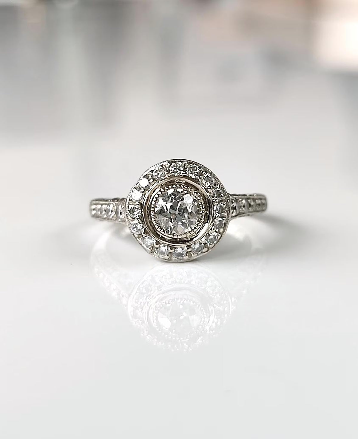 Bague Art Déco en or blanc 18k, diamant taille ancienne 0,45ct, entourage et pavage diamants