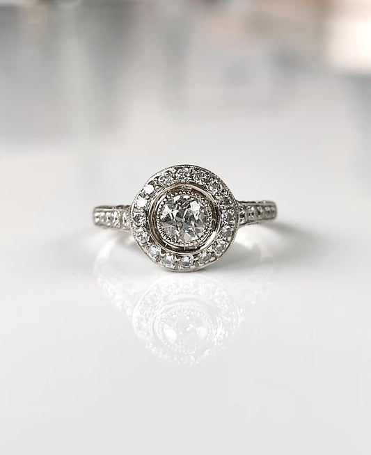 Bague Art Déco en or blanc 18k, diamant taille ancienne 0,45ct, entourage et pavage diamants