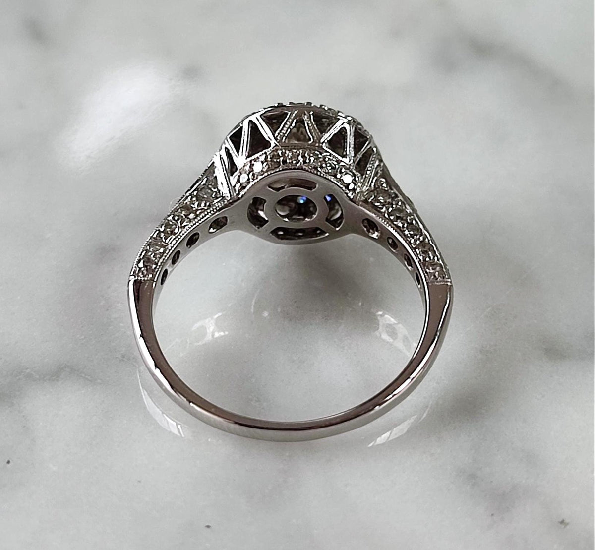 Bague Art Déco en or blanc 18k, diamant taille ancienne 0,45ct, entourage et pavage diamants