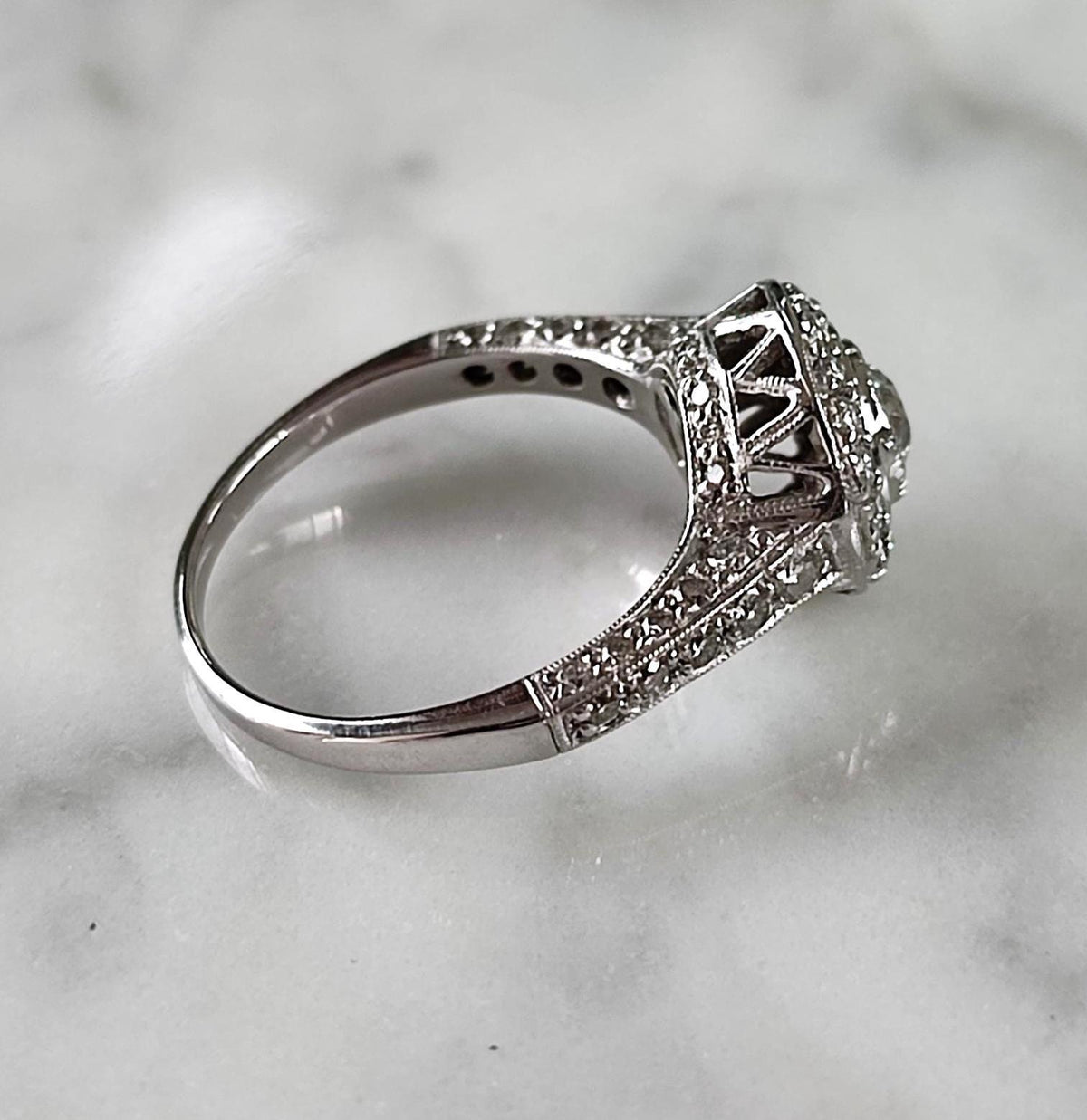 Bague Art Déco en or blanc 18k, diamant taille ancienne 0,45ct, entourage et pavage diamants