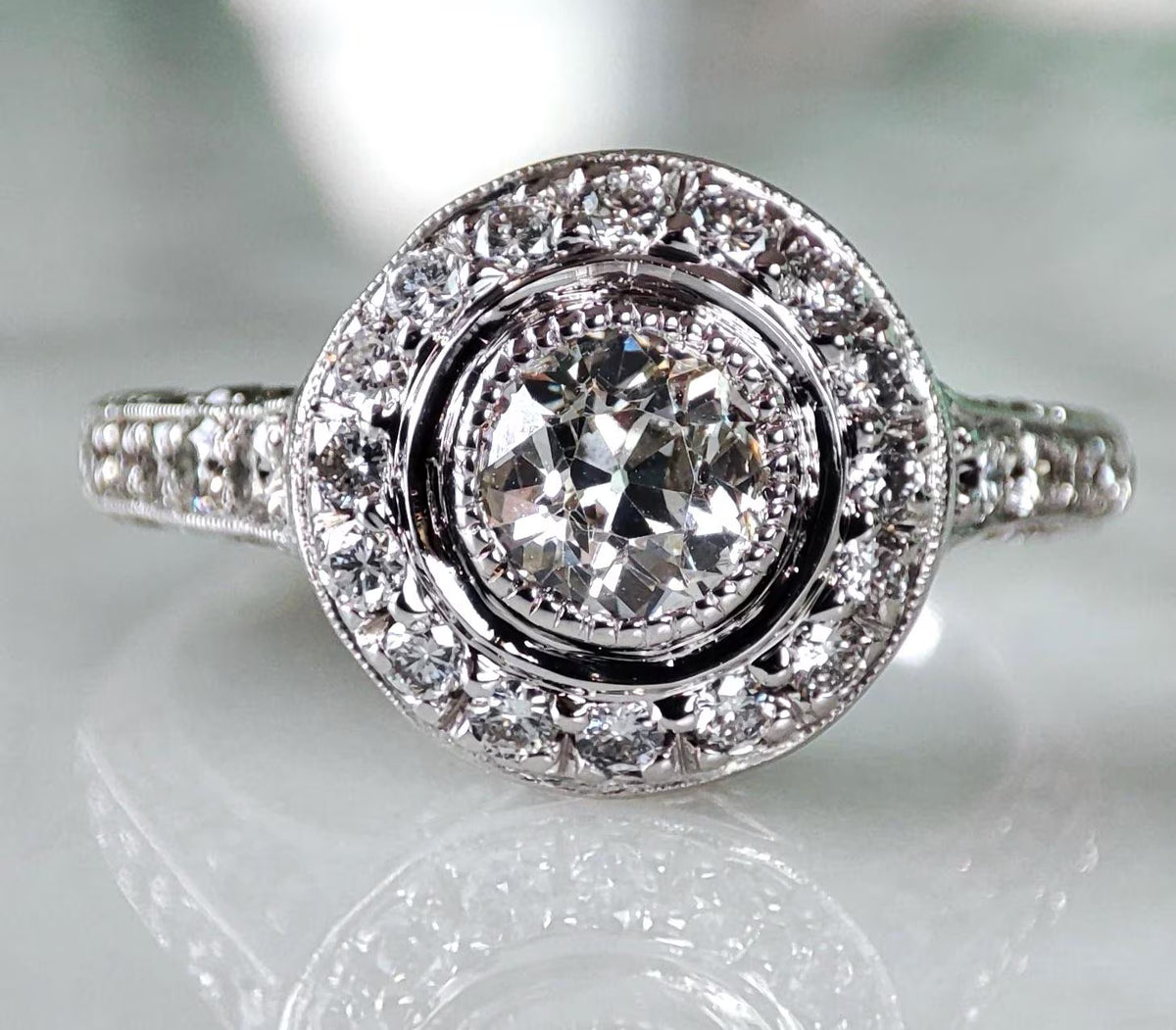 Bague Art Déco en or blanc 18k, diamant taille ancienne 0,45ct, entourage et pavage diamants