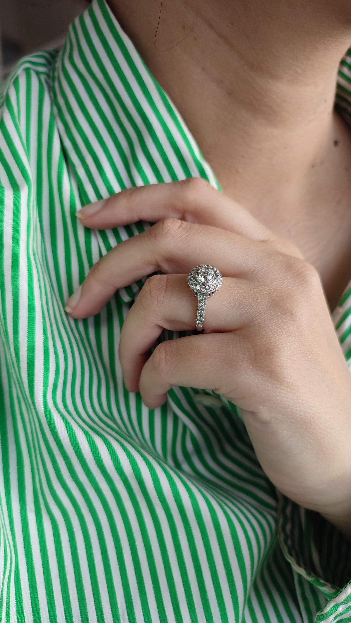Bague Art Déco en or blanc 18k, diamant taille ancienne 0,45ct, entourage et pavage diamants