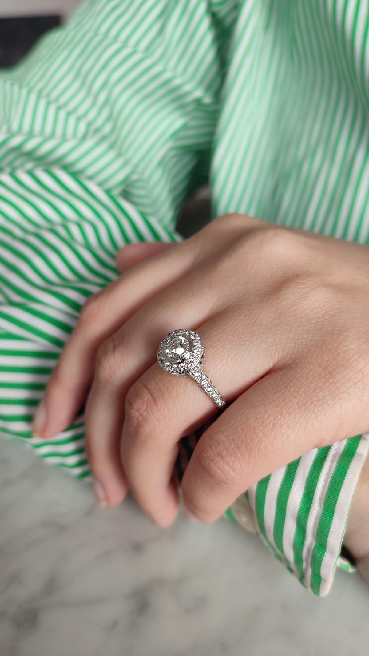 Bague Art Déco en or blanc 18k, diamant taille ancienne 0,45ct, entourage et pavage diamants
