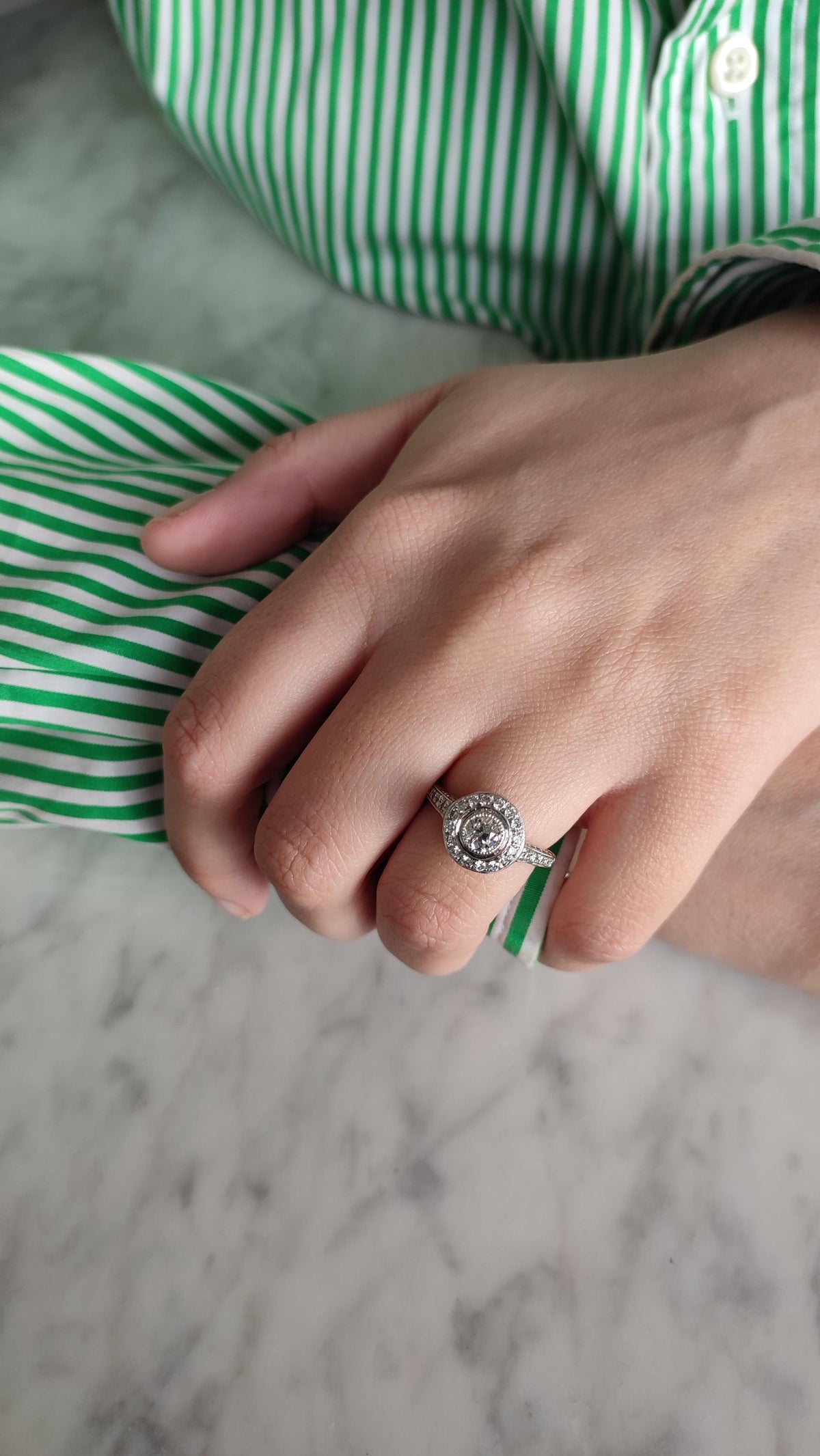Bague Art Déco en or blanc 18k, diamant taille ancienne 0,45ct, entourage et pavage diamants