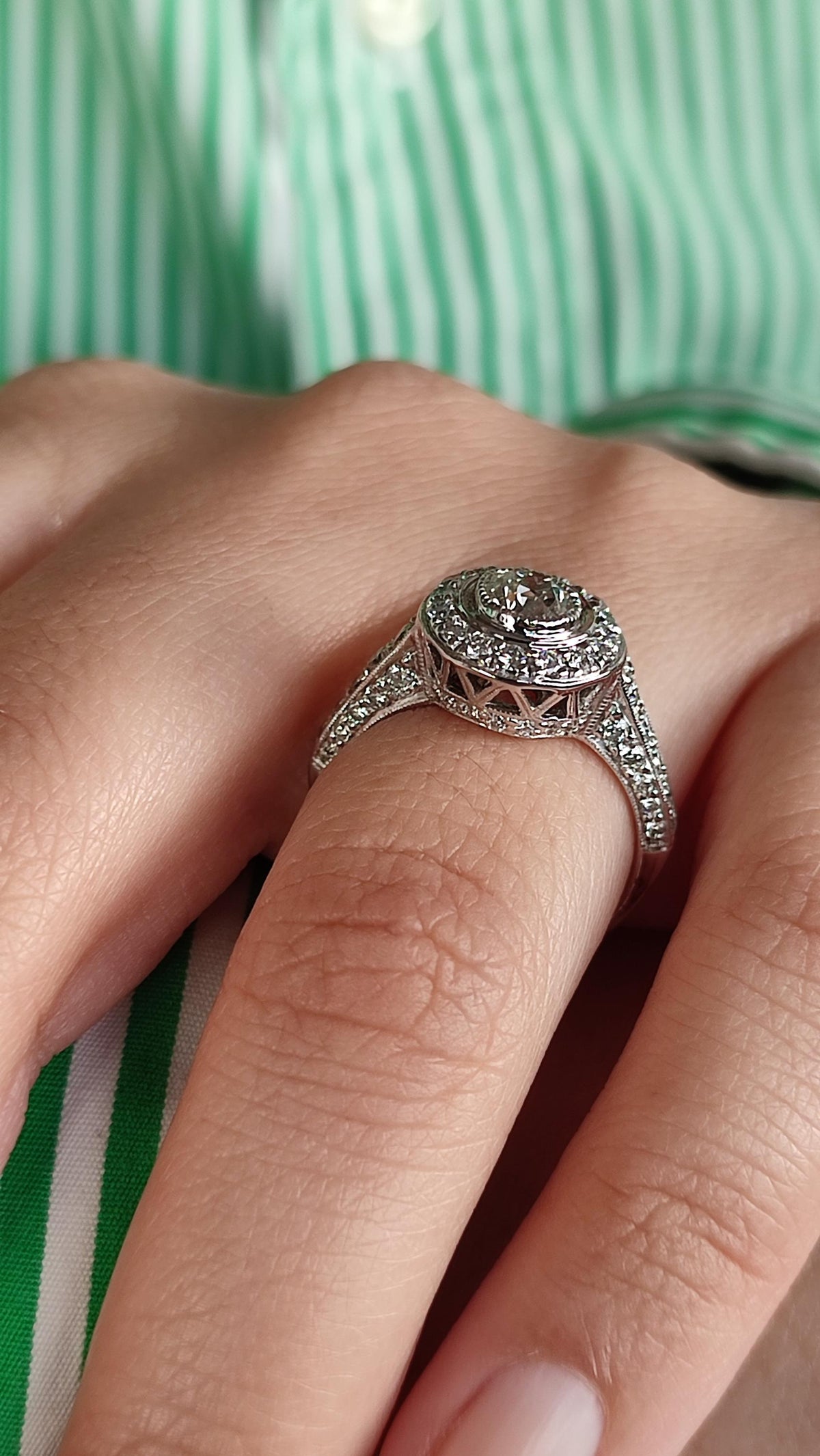 Bague Art Déco en or blanc 18k, diamant taille ancienne 0,45ct, entourage et pavage diamants