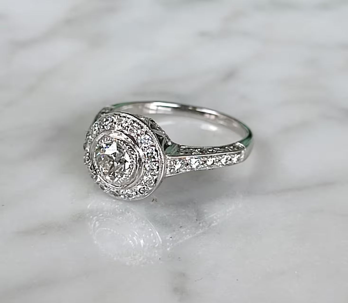 Bague Art Déco en or blanc 18k, diamant taille ancienne 0,45ct, entourage et pavage diamants