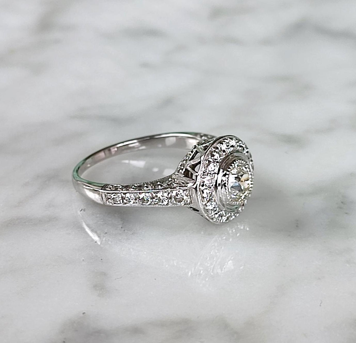 Bague Art Déco en or blanc 18k, diamant taille ancienne 0,45ct, entourage et pavage diamants