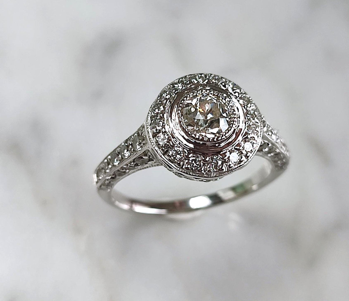 Bague Art Déco en or blanc 18k, diamant taille ancienne 0,45ct, entourage et pavage diamants