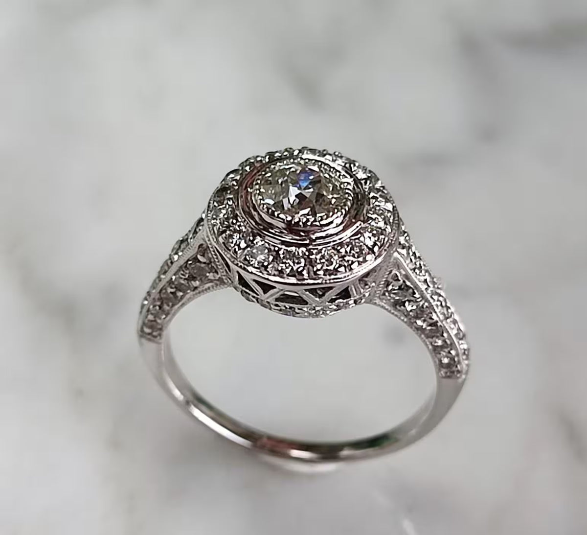 Bague Art Déco en or blanc 18k, diamant taille ancienne 0,45ct, entourage et pavage diamants