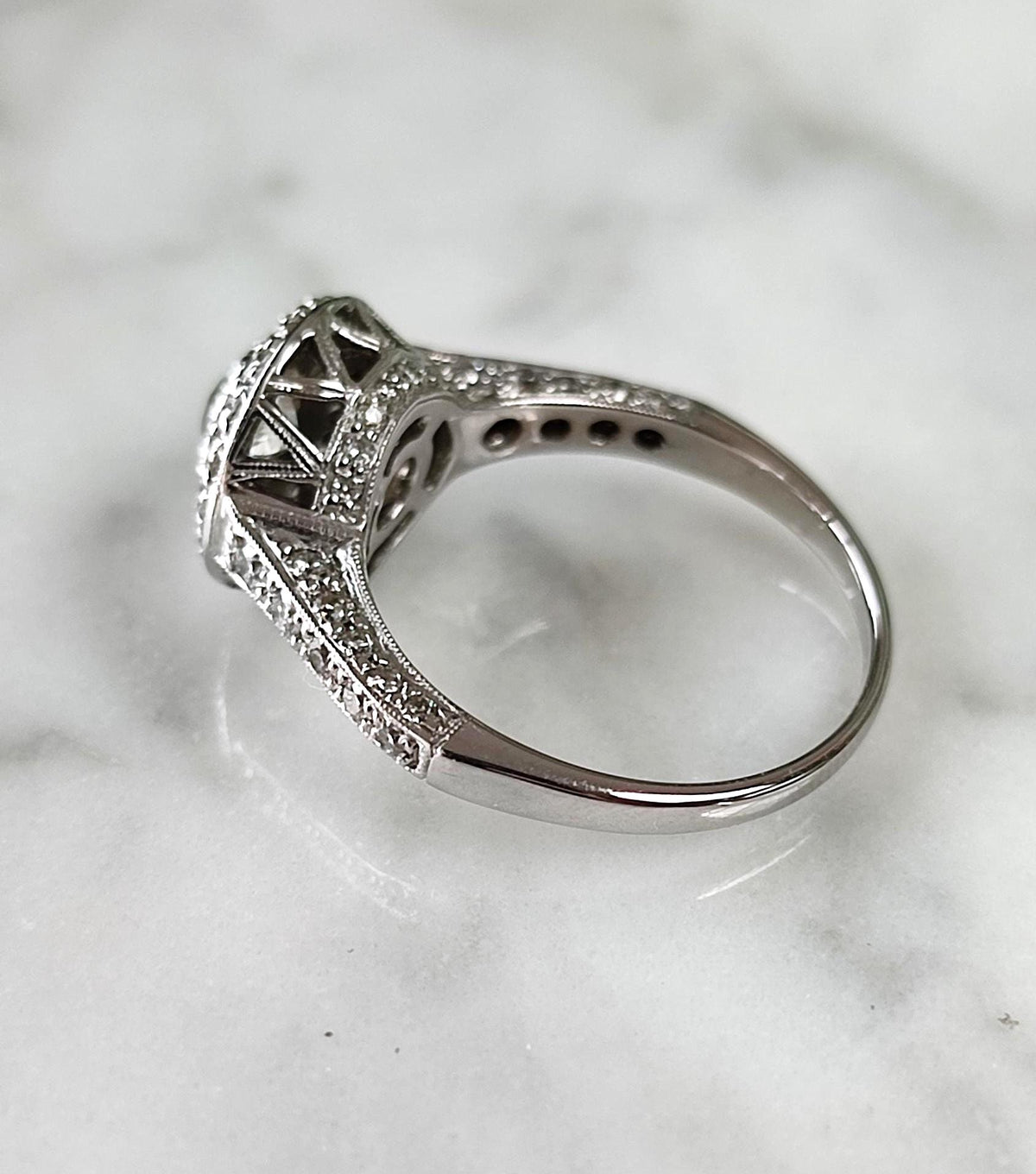 Bague Art Déco en or blanc 18k, diamant taille ancienne 0,45ct, entourage et pavage diamants