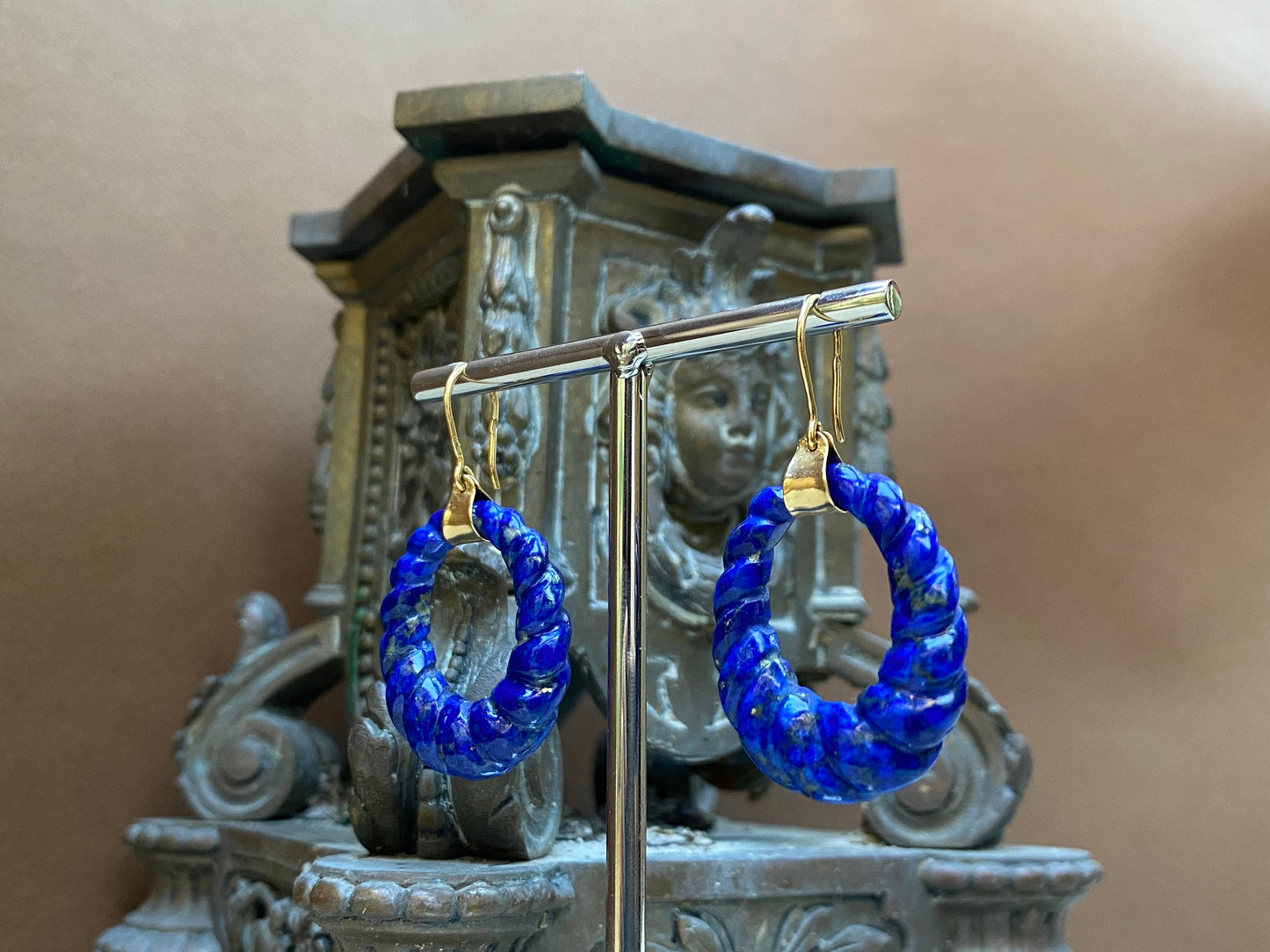 Boucle d'oreilles antique en or 18k et Lapis-lazuli sculptées en forme de créole godronné