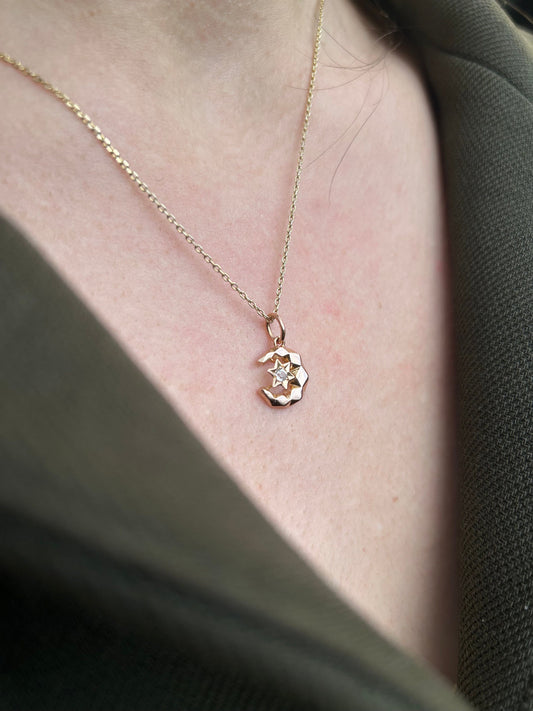 Pendentif ancien symbole lunaire en or 18k et diamant, représentant un croissant de lune et une étoile