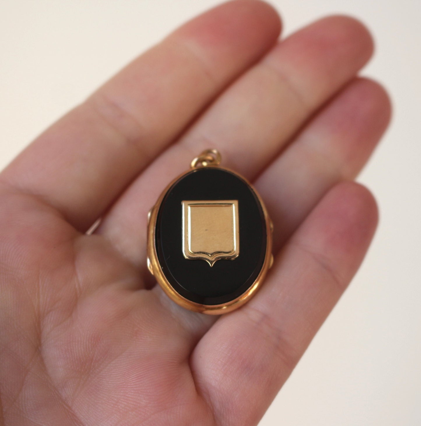 Pendentif ancien porte-photo blason en or 18K et onyx