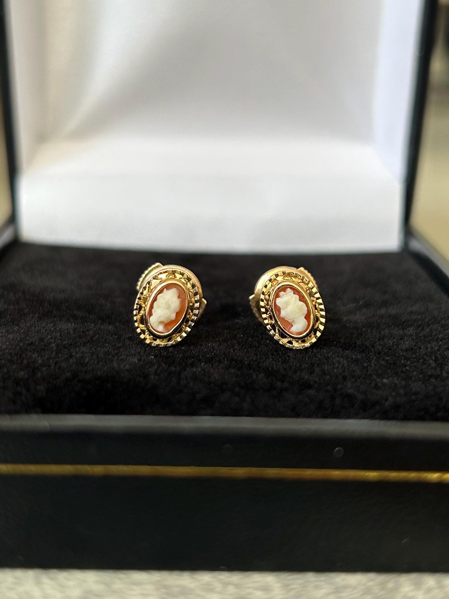 Puces d’oreilles vintage camées en or 18k, Profil sculpté, Fermoir Alpa sécurisé