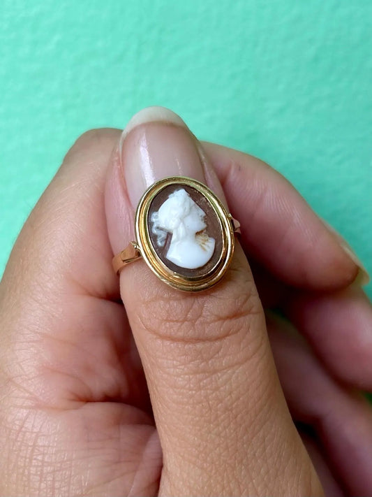 Bague vintage en or 18k ornée d'un camée coquille à profil de femme