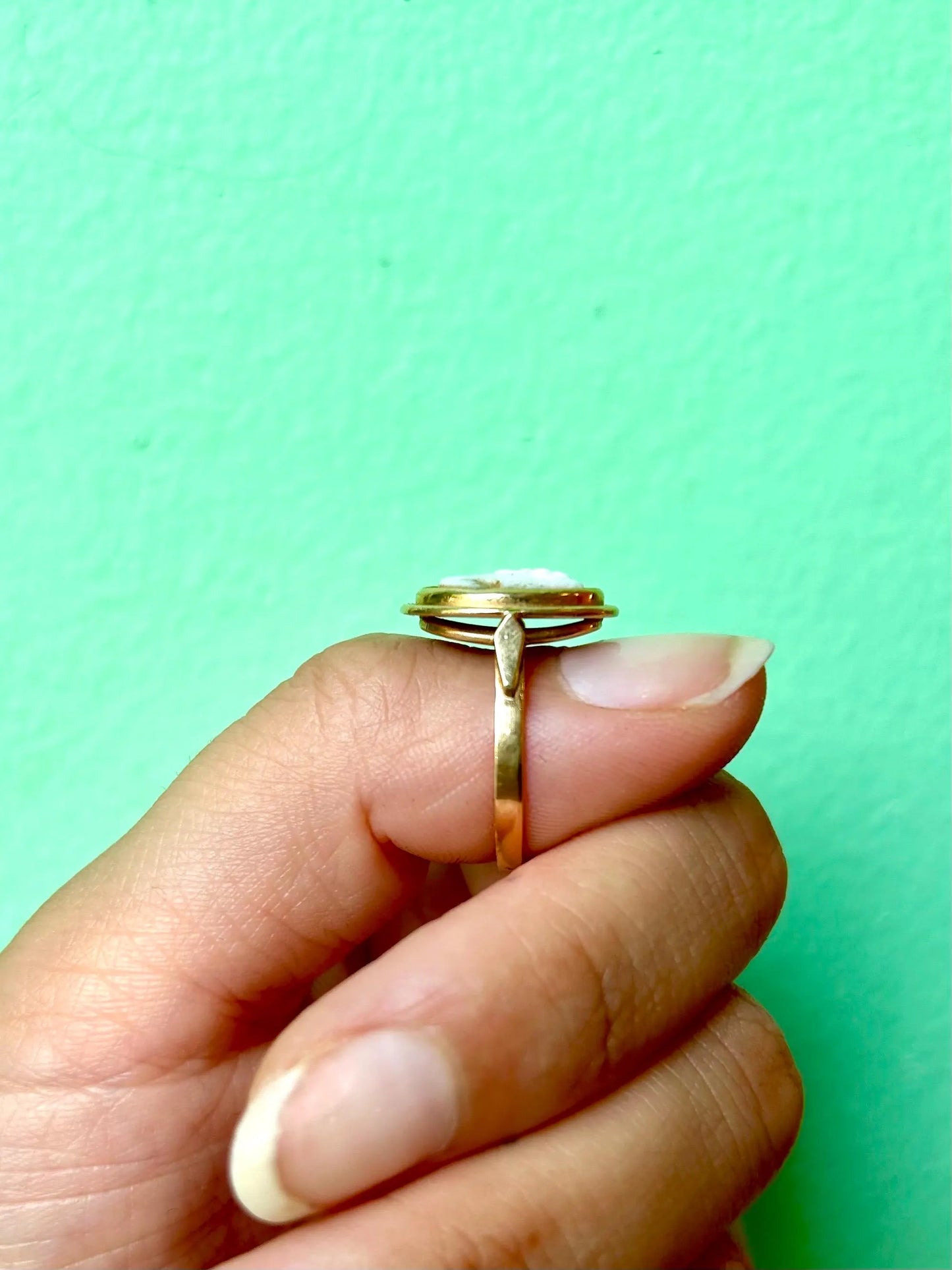 Bague vintage en or 18k ornée d'un camée coquille à profil de femme