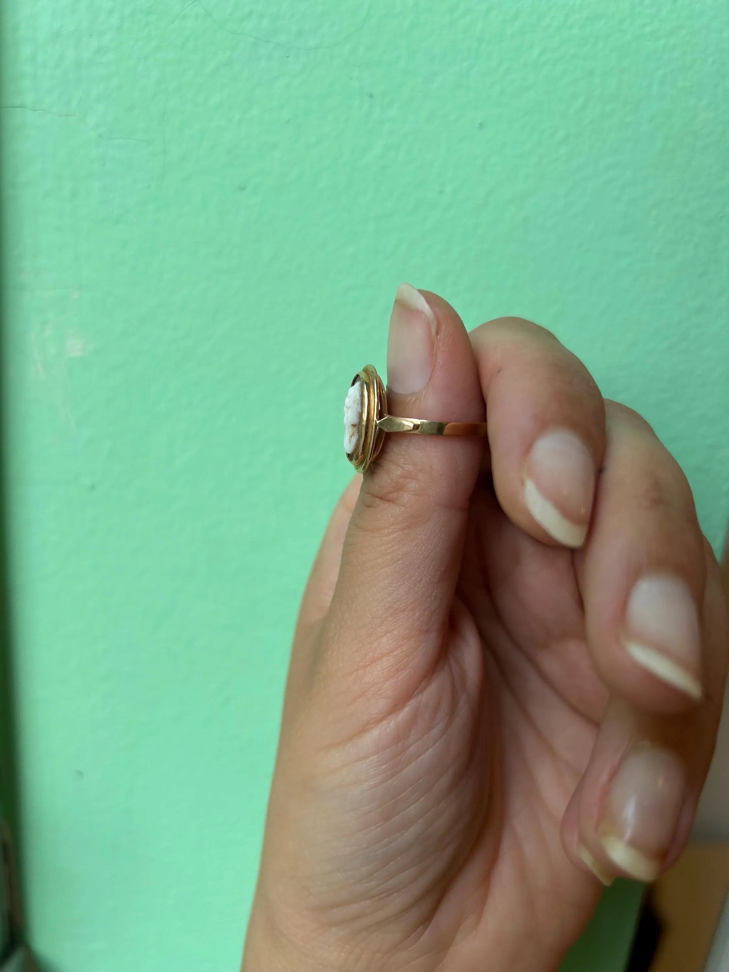 Bague vintage en or 18k ornée d'un camée coquille à profil de femme