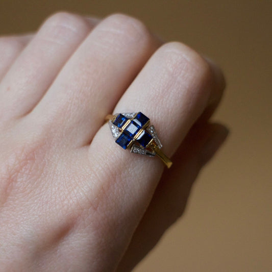 Bague Art Déco or 18 carats ornée des saphirs et des diamants motif croix
