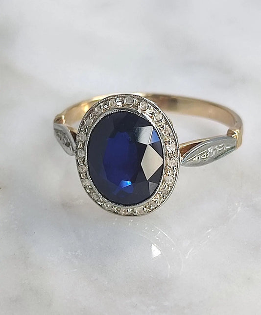 Bague ancienne Art Déco en or 18K deux tons, saphir de synthèse et diamants taille rose - période 1920