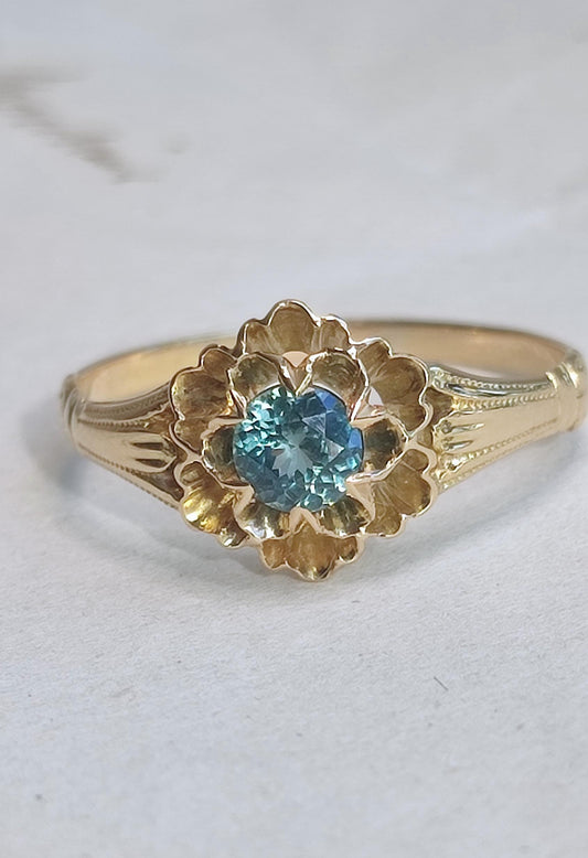 Bague ancienne fleur en or 18K jaune, saphir naturel Teal 0,4ct , travail français XIXe siècle