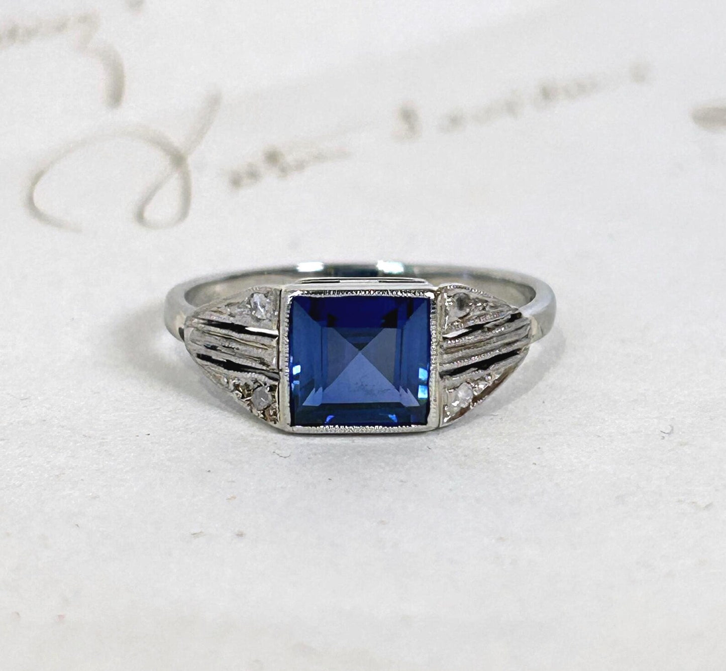 Bague ancienne or blanc 18k saphir de synthèse et diamants taille rose,  bijou ancien français vers 1920