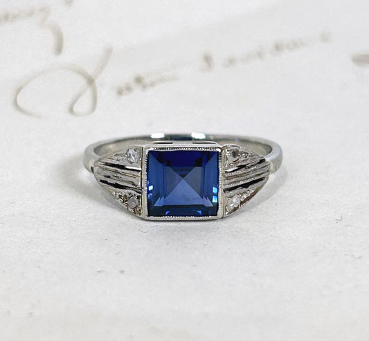 Bague ancienne or blanc 18k saphir de synthèse et diamants taille rose,  bijou ancien français vers 1920