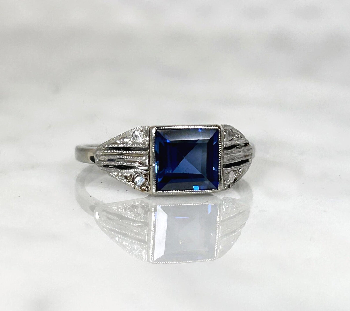 Bague ancienne or blanc 18k saphir de synthèse et diamants taille rose,  bijou ancien français vers 1920